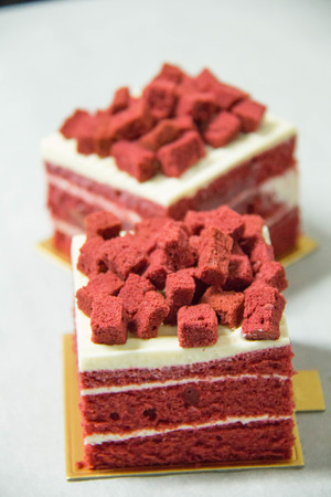 red velvet cake on white paper background 
の写真素材