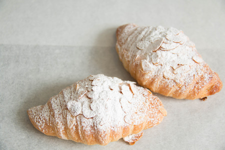 Close up view of almond croissant on white paper

の写真素材