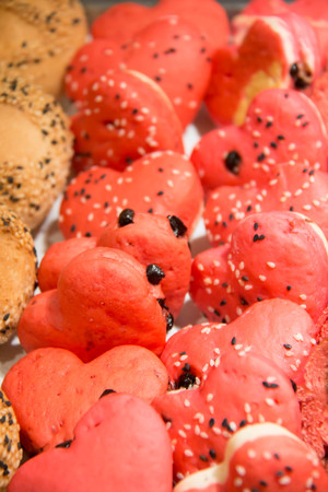  A bread whole pink heart shape cut 

の写真素材