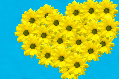 yellow flowers in the shape of a heartの写真素材