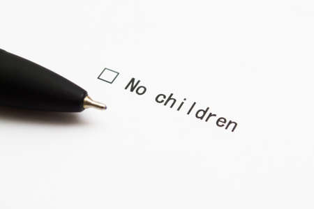 I have no children. I am childless. The answer is in the test. Pen on a white sheet of paper.の写真素材