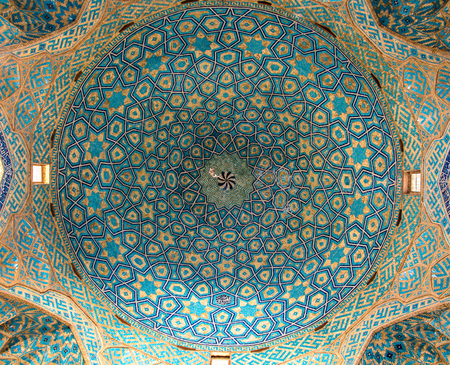 YAZD, IRAN - OCTOBER 22, 2014: ceiling of Jame Mosque, Yazdのeditorial素材
