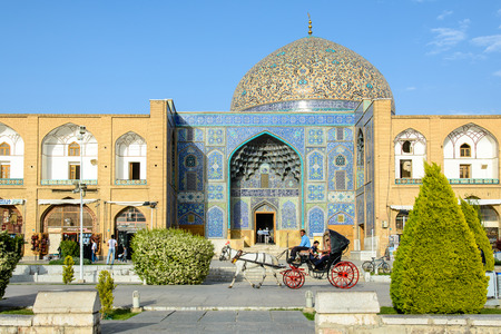 ISFAHAN, IRAN - APRIL 24, 2015: Sheikh Lotfollah Mosque east of Naqsh-e Jahan Squareのeditorial素材
