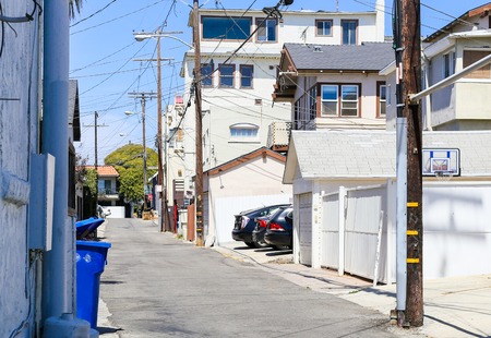 A residential back road with some parked cars in Venice Beach, USA.のeditorial素材