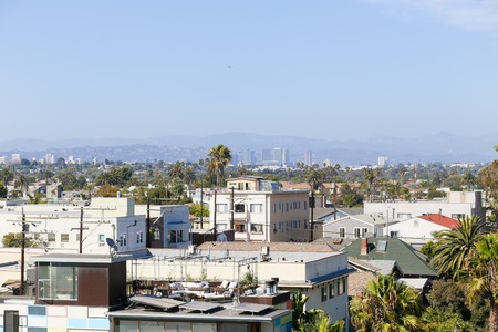 View over the roofs of Venice Beach towards the Santa Monica Mountains.のeditorial素材