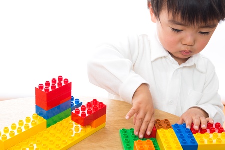 The child who plays in Legoの写真素材