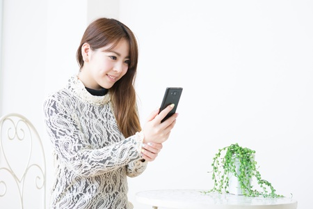 Young woman to see a smart phoneの写真素材