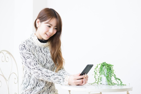 Young woman to see a smart phoneの写真素材