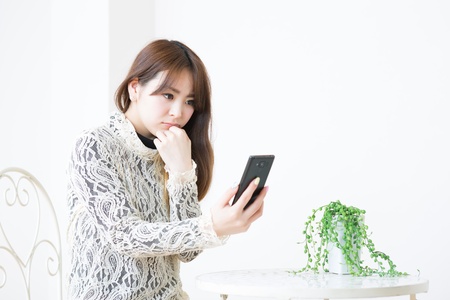 Young woman to see a smart phoneの写真素材