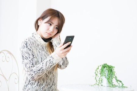 Young woman to see a smart phoneの写真素材