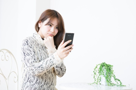 Young woman to see a smart phoneの写真素材