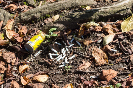 TOCHIGI, JAPAN â SEPTEMBER 19, 2018: The pile of litter cigarette butts and empty canned coffee on the ground in parkのeditorial素材