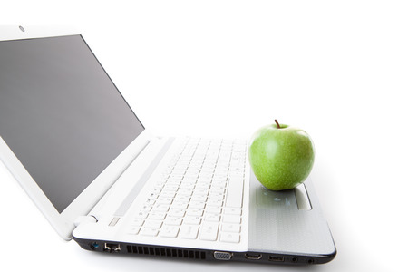 green apple on laptop keyboard on a white
の写真素材