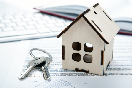 wooden miniature house with door keys and contract close upの写真素材