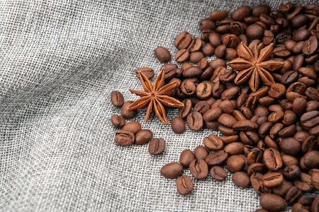 roasted coffee beans on burlap top viewの写真素材