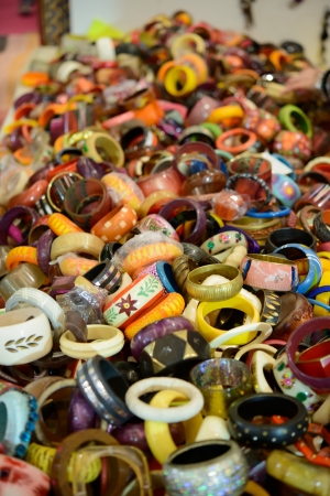 selling Bracialets on an indian  marketの写真素材