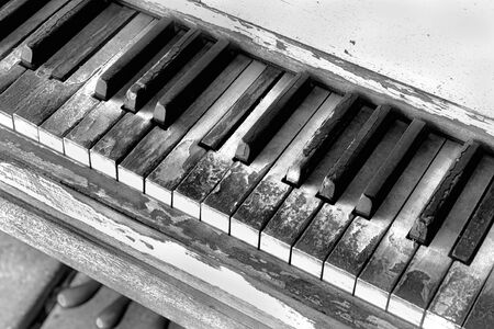 Old broken piano keys in black and white.の写真素材