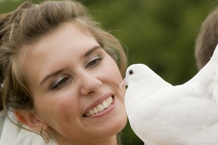 Young bride with white dove.
の写真素材
