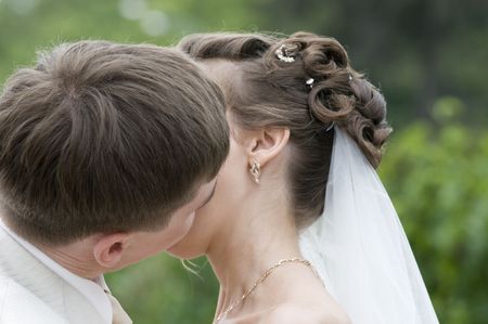 Young couple kissing. They are just married!
の写真素材