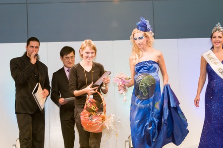 MOSCOW, RUSSIA - October 28, 2009 - Participants of makeup and hair artists competition  at Intercharm exhibition public eventのeditorial素材