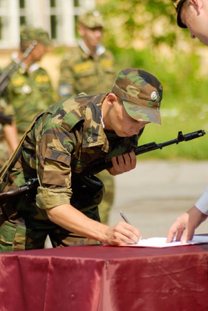 MOROZKI, RUSSIA - July 15, 2006 - Young Russian soldiers on a military Oath day in armyのeditorial素材