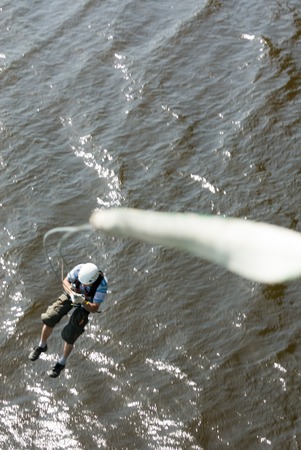 MOROZKI, RUSSIA - May 27, 2007 - Ropejumpers jumping off the bridgeのeditorial素材