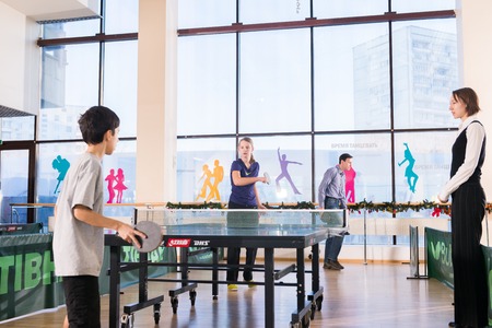 MOSCOW, RUSSIA - December 16, 2012 - People playing ping pongのeditorial素材