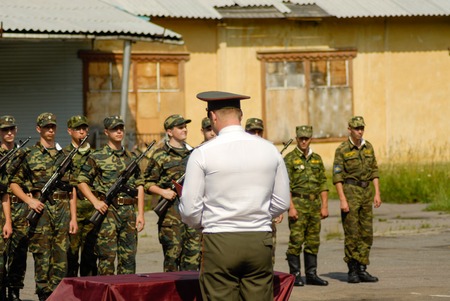 MOROZKI, RUSSIA - July 15, 2006 - Young Russian soldiers on a military Oath day in armyのeditorial素材