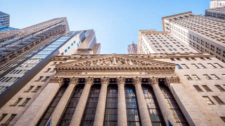 The facade of the New York Stock Exchange in Manhattan, USA.のeditorial素材
