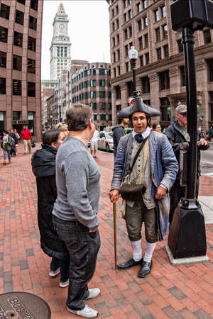 Tourist guide in colonial clothes lecturing tourists about Boston's historic sites and events.のeditorial素材