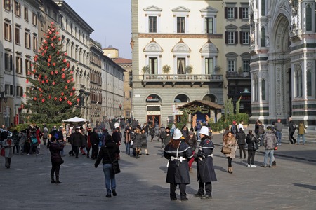 FLORENCE - DEC 9, 2013:Christmas tree on Piazza Duomo traditionaly decorated with red fleur-de-lis -heraldic symbol of Florence.のeditorial素材