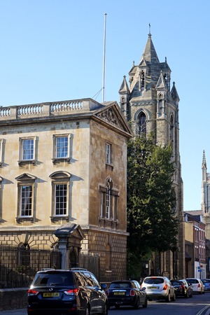 CAMBRIDGE, UK - SEPTEMBER 30 2015: Cars sit in traffic near Peterhouse and Emmanuel United Reformed Church on Trumpington Street, Cambridge, England.のeditorial素材