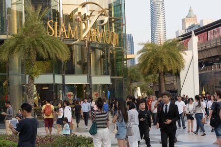 BANGKOK, THAILAND - FEBRUARY 12, 2017: crowd of people at entrance of Siam Paragonのeditorial素材