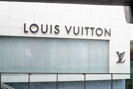 BANGKOK, THAILAND - MAY 10, 2020 -Exterior of Louis Vuitton shop at Emporium Mall. Louis Vuitton is a France luxury leather goods company. Founded in Paris, France 1854のeditorial素材