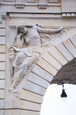The ancient statue on the bridge "VIADUC DE PASSY" in Parisの写真素材