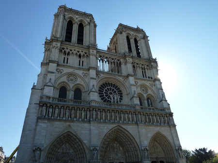 Notre Dame Paris mit blauem Himmelの写真素材