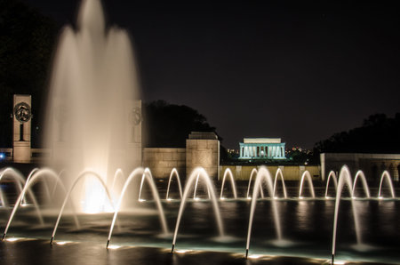 Night view long exposure of the World War II WWII Memorial in Washington DC with the Lincoln Memorial in distant view along the National Mallのeditorial素材