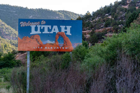 JULY 2 2018 - MOAB, UT: Sign welcoming drivers to the state of Utah, on the border of Colorado and Utah along the highwayのeditorial素材