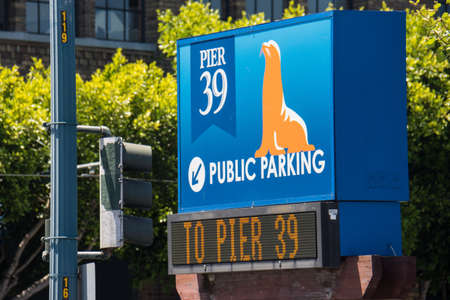 JULY 6 2017 - SAN FRANCISCO, CALIFORNIA: Parking lot sign directs tourists to the parking garage for Pier 39 Customers at Fisherman's Wharfのeditorial素材