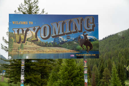 Jackson, Wyoming - June 25, 2020: Sign welcoming drivers over Teton Pass to the state of Wyomingのeditorial素材