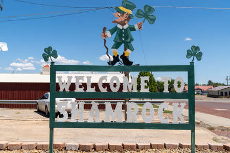 Shamrock, Texas - May 6, 2021: Welcome to Shamrock Texas sign, with a leprechaun. This is a town along Route 66 in the panhandleのeditorial素材