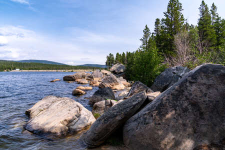 Rocky shoreline of the Worthen Meadow Reservoir lake, in the Shoshone National Forest, near Lander, Wyomingの写真素材