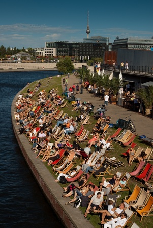 Berlin relaxation at the Spree banks on a sunny afternoonのeditorial素材