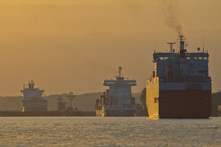 kiel canal ships approaching lockのeditorial素材