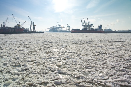 Winter at Hamburg and ice on river Elbeのeditorial素材