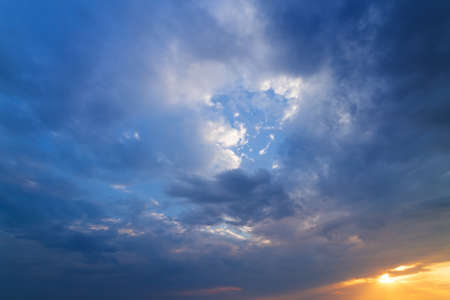 sunset sky background photo / photo during sunset skyの写真素材