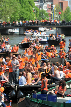 boats on the channels - queensday - amsterdamのeditorial素材