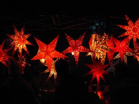 red shiny Cristmas stars illuminated  Christmas stars shine in the nightの写真素材