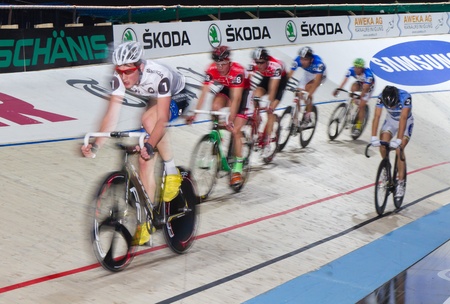 ZURICH-NOV. 30: Amateur and professional athletes fight for victory at indoor bike challenge Sixday-Nights ZÃ¼rich 2011 at Zurich Hallenstadion November 30, 2011 in Zurich SUI.  のeditorial素材