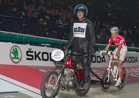 ZURICH-NOV. 30: Professional athletes competing in motorbike driven stayer race at Sixday-Nights Zürich 2011 at Zurich Hallenstadion November 30, 2011 in Zurich SUI.のeditorial素材